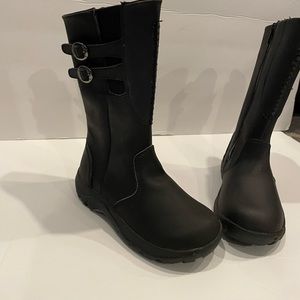 Girls Keen Boots - Black . Never warn. Perfect Condition. Waterproof.